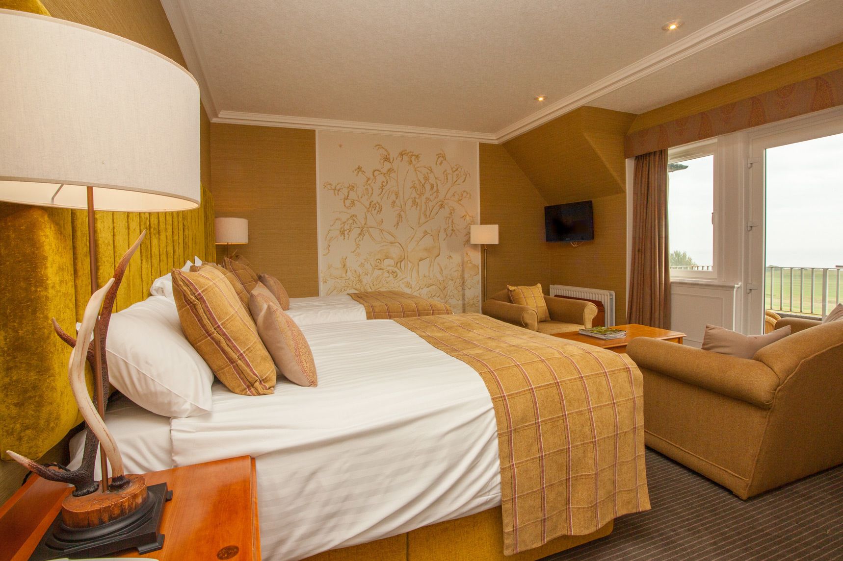 family room, sea view | individually decorated, individually furnished, desk, laptop workspace