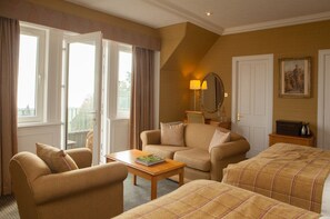 ห้องพักตกแต่งอย่างมีเอกลักษณ์, ตกแต่งพิเศษโดยเฉพาะ, โต๊ะทำงาน