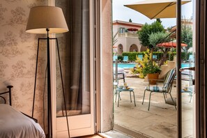 Suite Junior, plusieurs lits, non-fumeur, vue piscine | Vue de la chambre