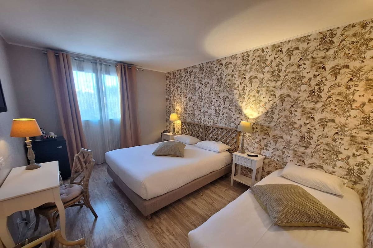 Literie de qualité, minibar, coffre-fort, décor unique