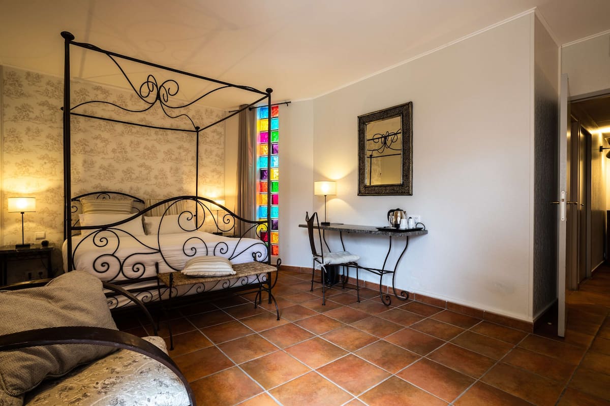 Suite Junior, Plusieurs lits, non-fumeur, vue sur la piscine | Literie de qualité, minibar, coffre-fort, décor unique