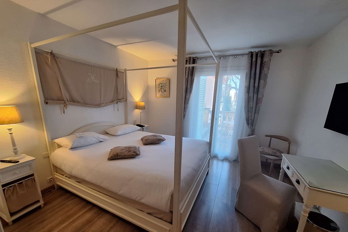 高級客房, 1 張加大雙人床, 非吸煙房, 泳池景觀 (Twin bed on request) | 高級寢具、迷你吧、客房內保險箱、書桌
