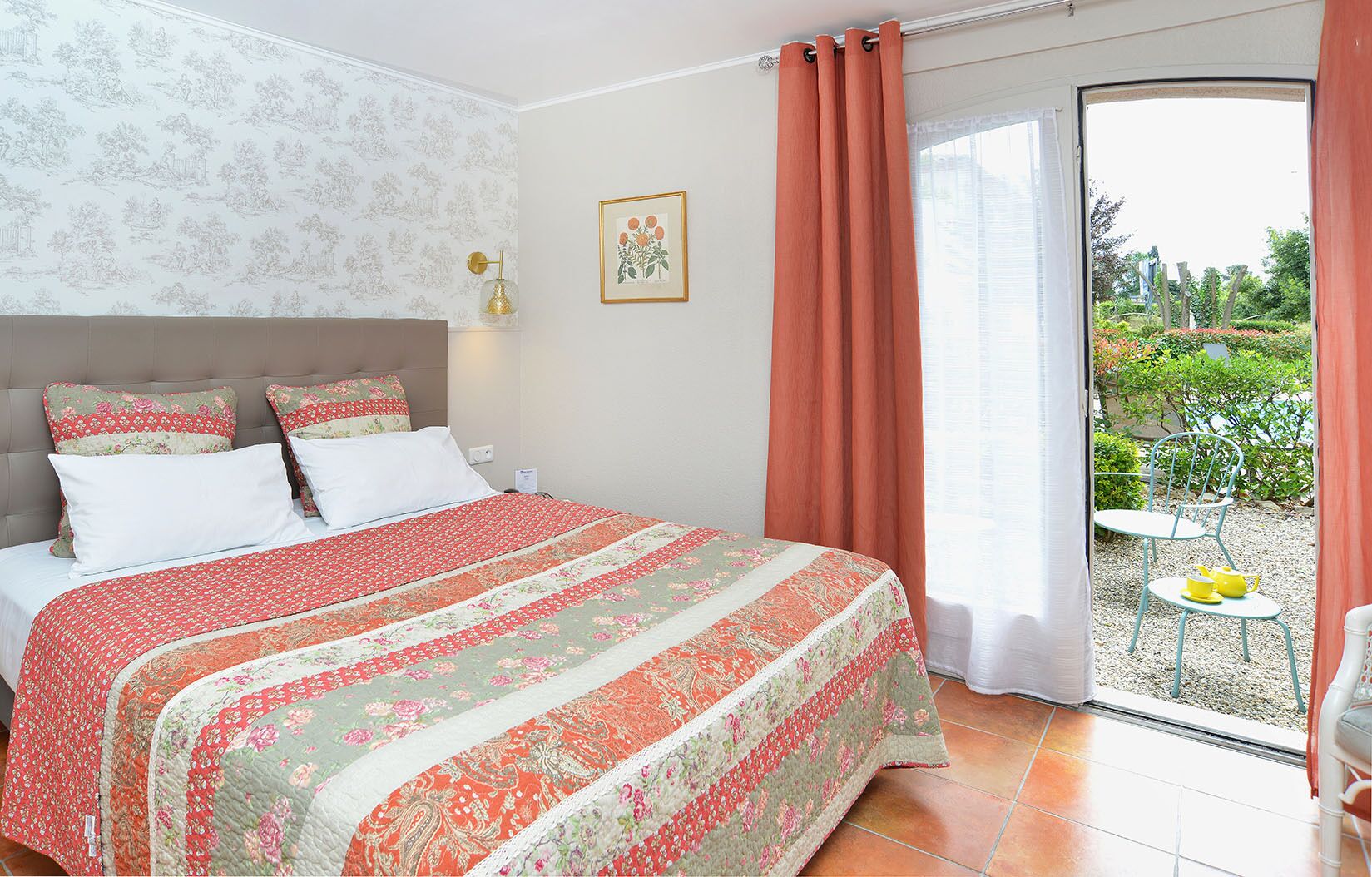 Une chambre à coucher avec un lit, une table de chevet, une fenêtre avec des rideaux et une vue sur le jardin.