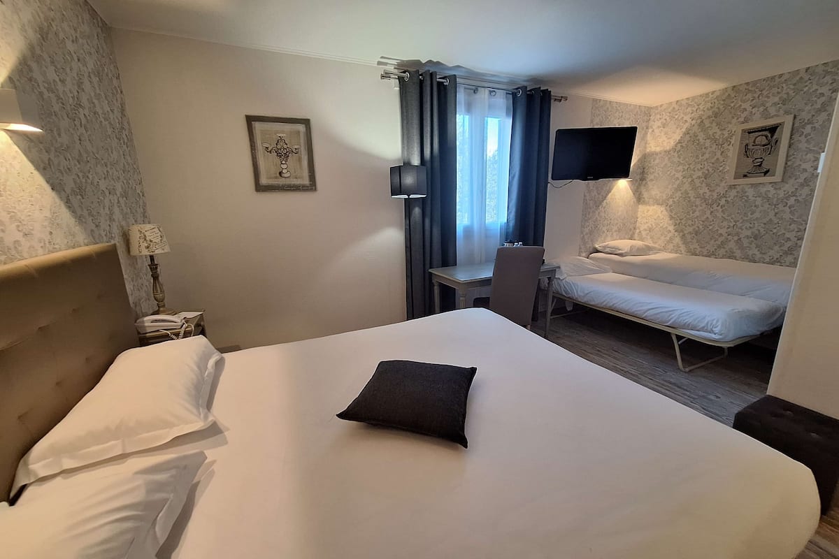 Chambre familiale, Plusieurs lits, non-fumeur | Literie de qualité, minibar, coffre-fort, décor unique