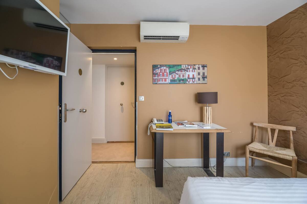 Chambre Double Standard | Coffres-forts dans les chambres, bureau, chambres insonorisées