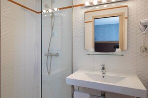 Room | Bathroom | Free toiletries, hair dryer, towels - Hôtel Cosmopolitain (Biarritz)
