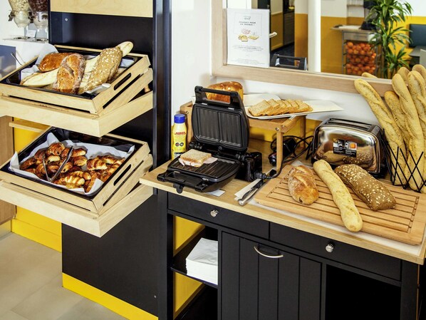 Desayuno buffet diario (EUR 10 por persona)