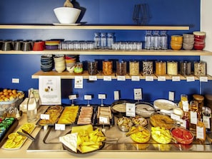 Een buffet met diverse gerechten en toevoegingen.