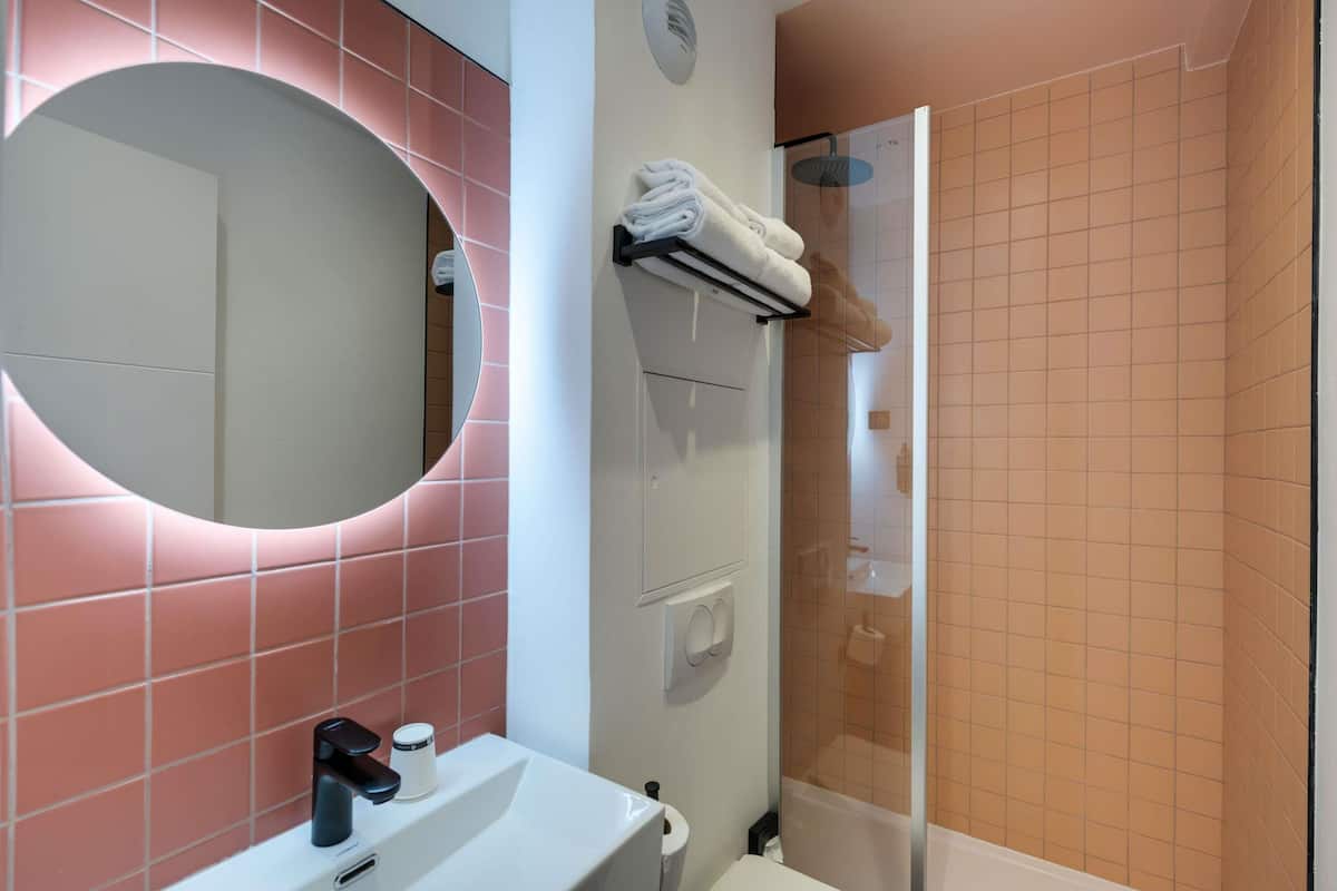 Standaard kamer, 2 eenpersoonsbedden | Een bureau, geluiddichte muren, gratis wifi, beddengoed