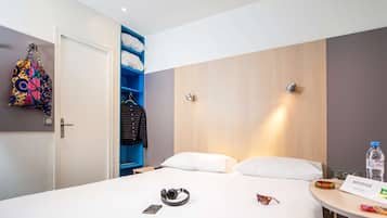 Escritorio, sistema de insonorización, wifi gratis y ropa de cama