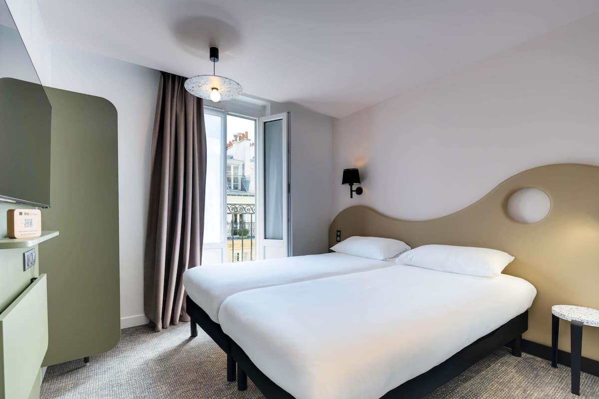 Standard-huone, 2 yhden hengen sänkyä | Työpöytä, äänieristys, ilmainen Wi-Fi, vuodevaatteet