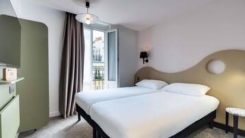 Escritorio, sistema de insonorización, wifi gratis y ropa de cama