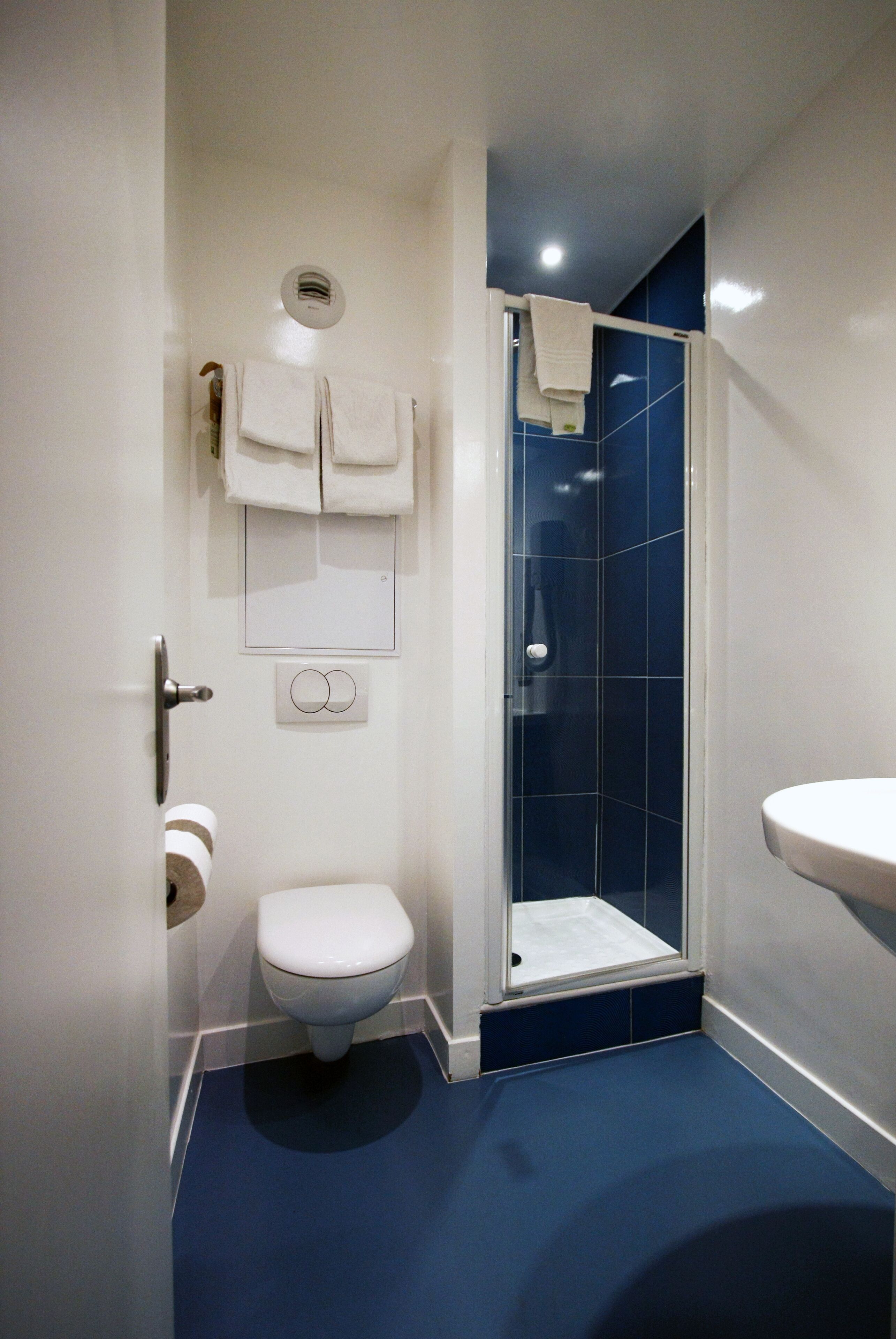 standard room, 2 single beds | bathroom | eco-friendly toiletries, hair dryer, towels