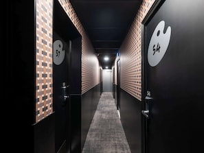 Een bureau, geluiddichte muren, gratis wifi, beddengoed