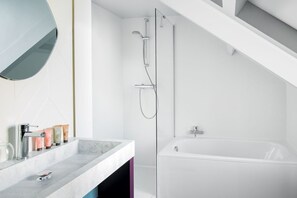 Standaard kamer | Badkamer | Gratis toiletartikelen, een haardroger, pantoffels, handdoeken