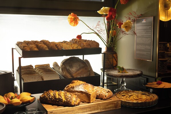 A bakery display with various breads and pastries. - Hôtel Aoriste & Spa (Paris)