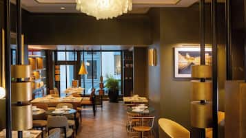 Desayuno buffet (EUR 22 por persona)