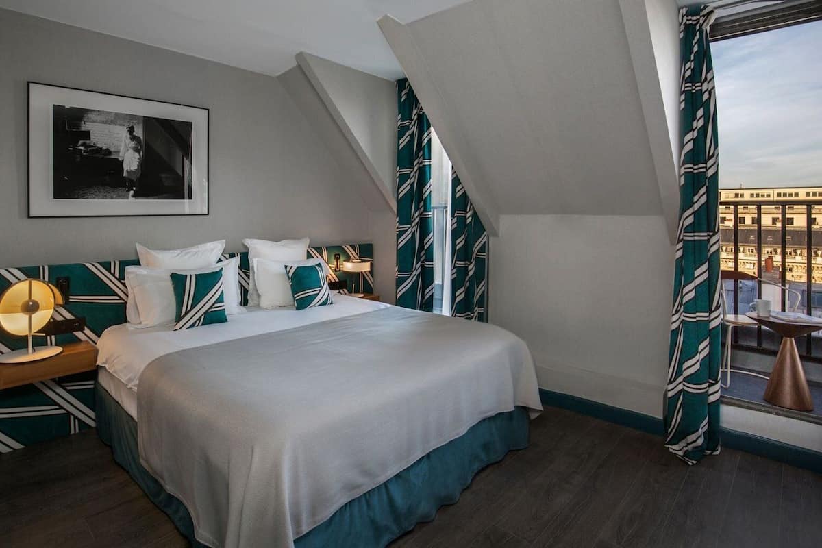Suite Junior avec balcon | Premium bedding, pillow-top beds, in-room safe, desk