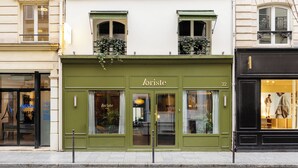 A building with a green facade, the name 'Loriste' on the front, and a number '22' above the entrance. - Hôtel Aoriste & Spa (Paris)