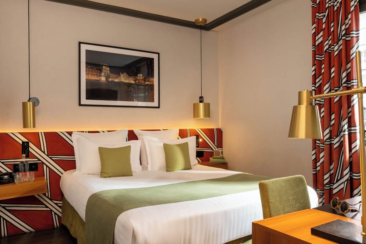 Chambre supérieure | Literie de qualité, lit avec matelas à plateau-coussin, coffre-fort