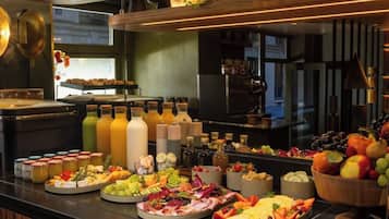 Colazione a buffet, servita tutte le mattine (22 EUR a persona)