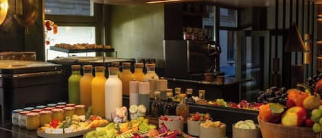 Desayuno buffet (EUR 22 por persona)