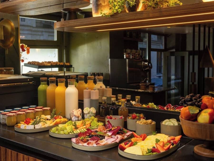 Desayuno buffet diario (EUR 22 por persona)