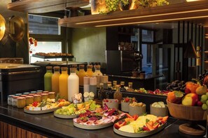 Un bufé con diversas opciones de comida y bebidas.