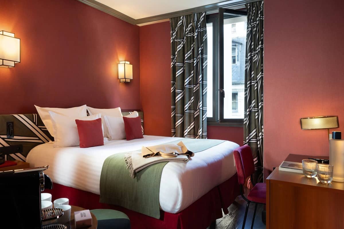 Chambre classique | Literie de qualité, lit avec matelas à plateau-coussin, coffre-fort