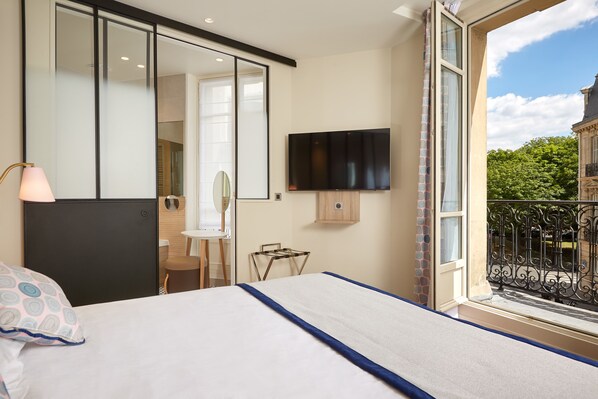 Deluxe-huone | Pillowtop-patjalliset sängyt, minibaari, tallelokero huoneessa, työpöytä