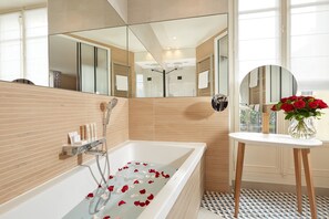 Deluxe-huone | Kylpyhuoneen mukavuudet | Ilmaiset hygieniatuotteet, hiustenkuivaaja, pyyhkeet