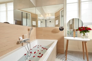 Camera Deluxe | Dotazioni del bagno | Set di cortesia gratuito, asciugacapelli, asciugamani