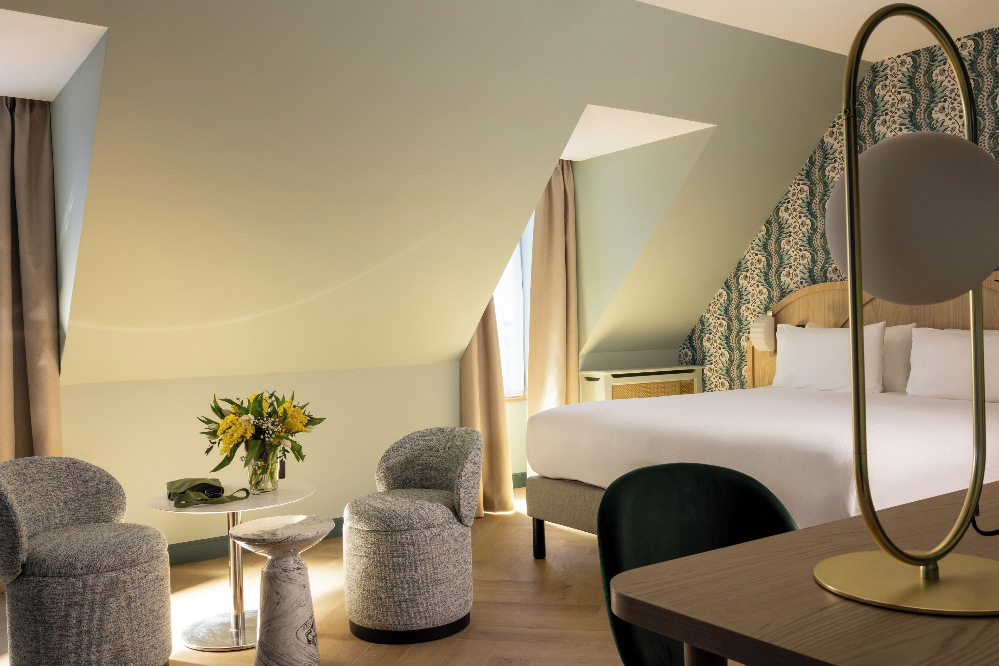 Junior Suite | Tilam berlapik, bar mini, peti besi dalam bilik, meja 