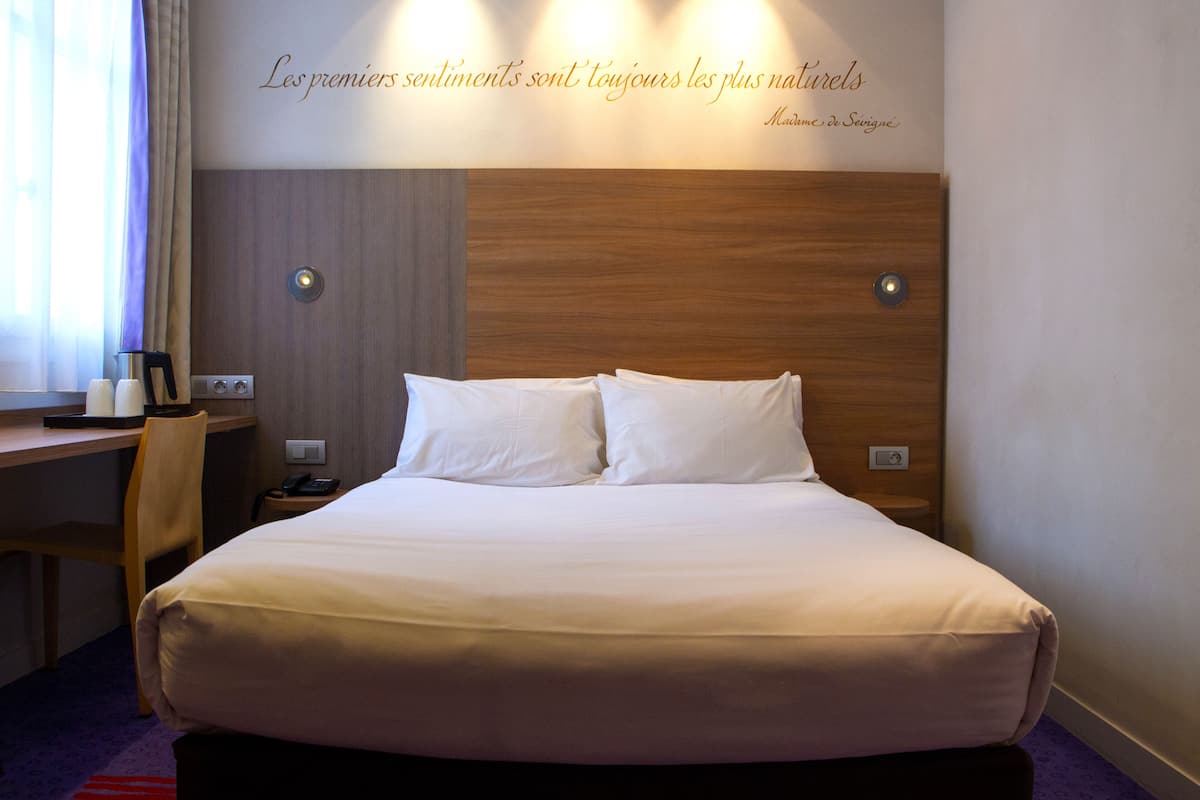 Surmatelas, minibar, coffres-forts dans les chambres, bureau