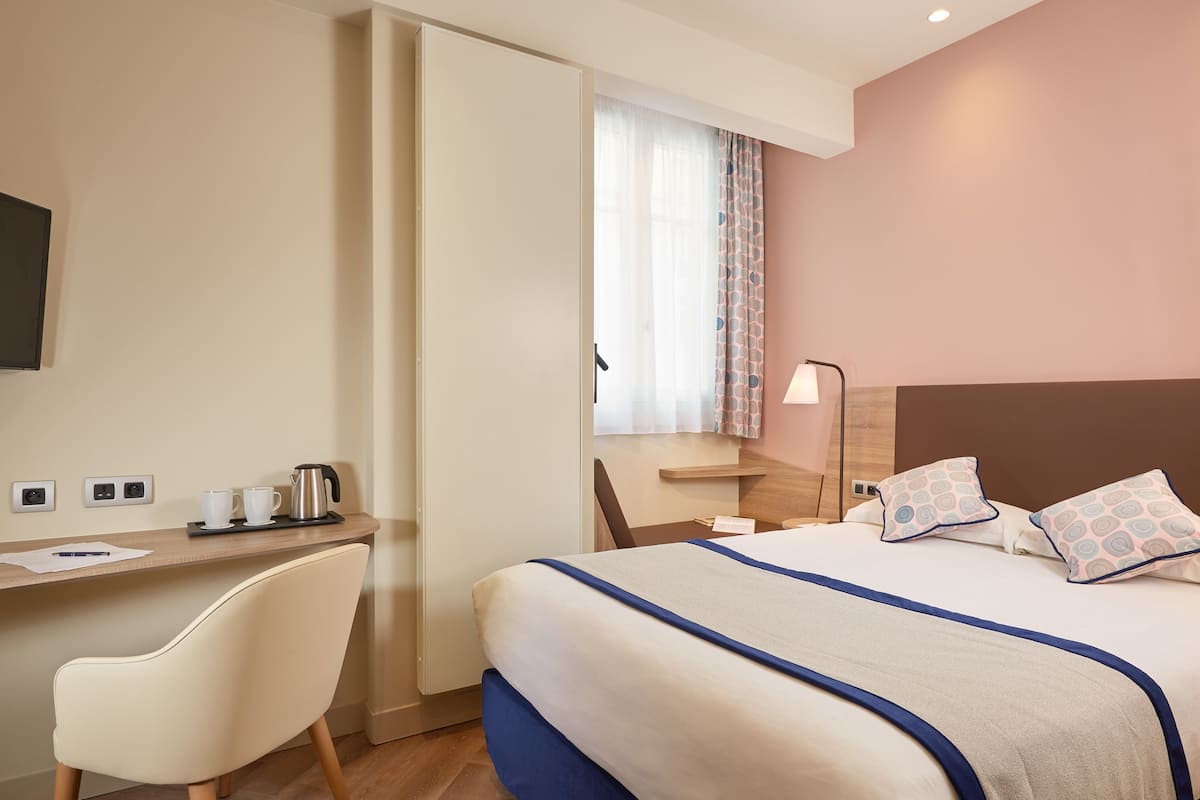 Surmatelas, minibar, coffres-forts dans les chambres, bureau
