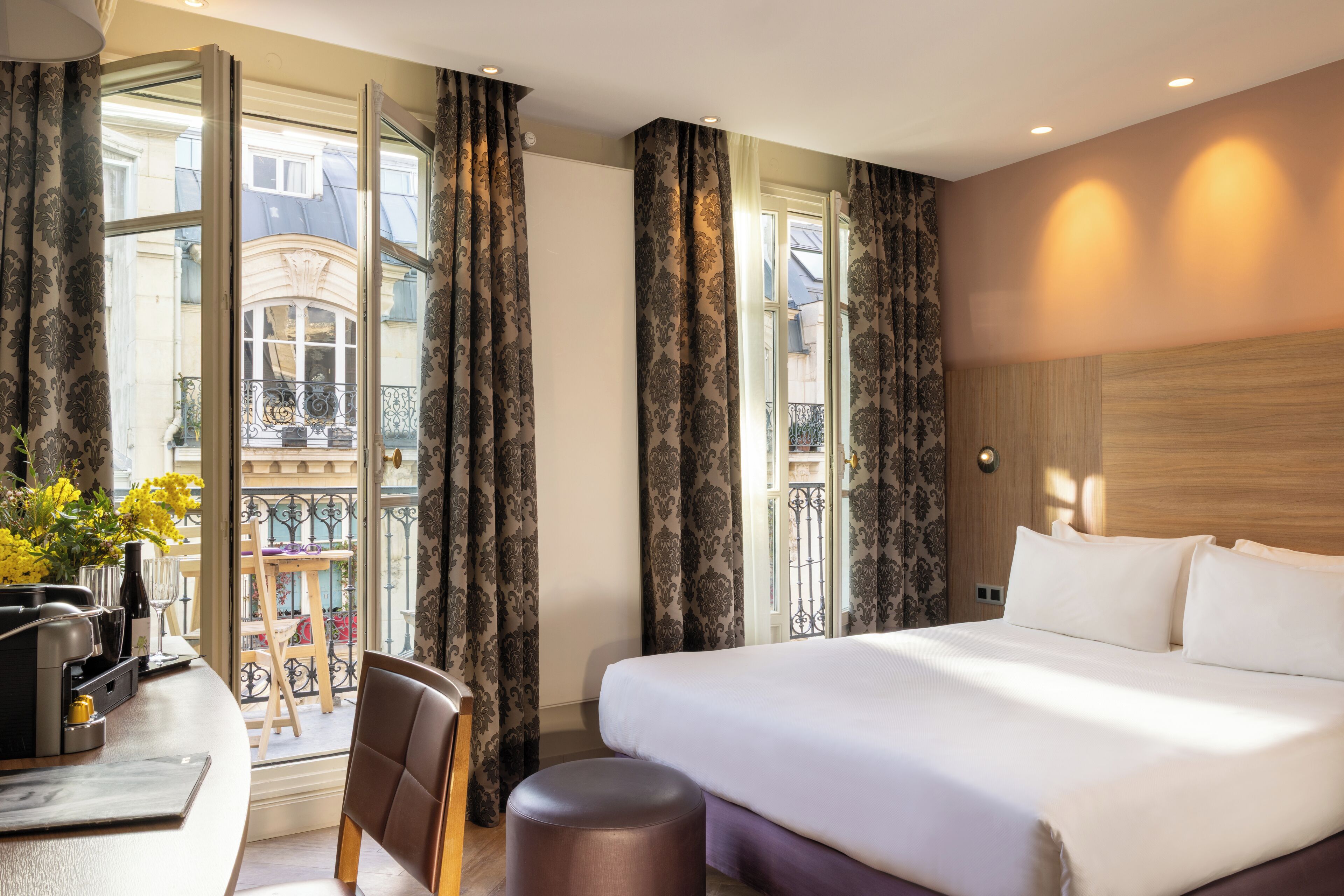 Superior Room, Balcony | Tilam berlapik, bar mini, peti besi dalam bilik, meja 