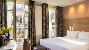 Superior-Zimmer, Balkon | Pillowtop-Betten, Minibar, Zimmersafe, Schreibtisch