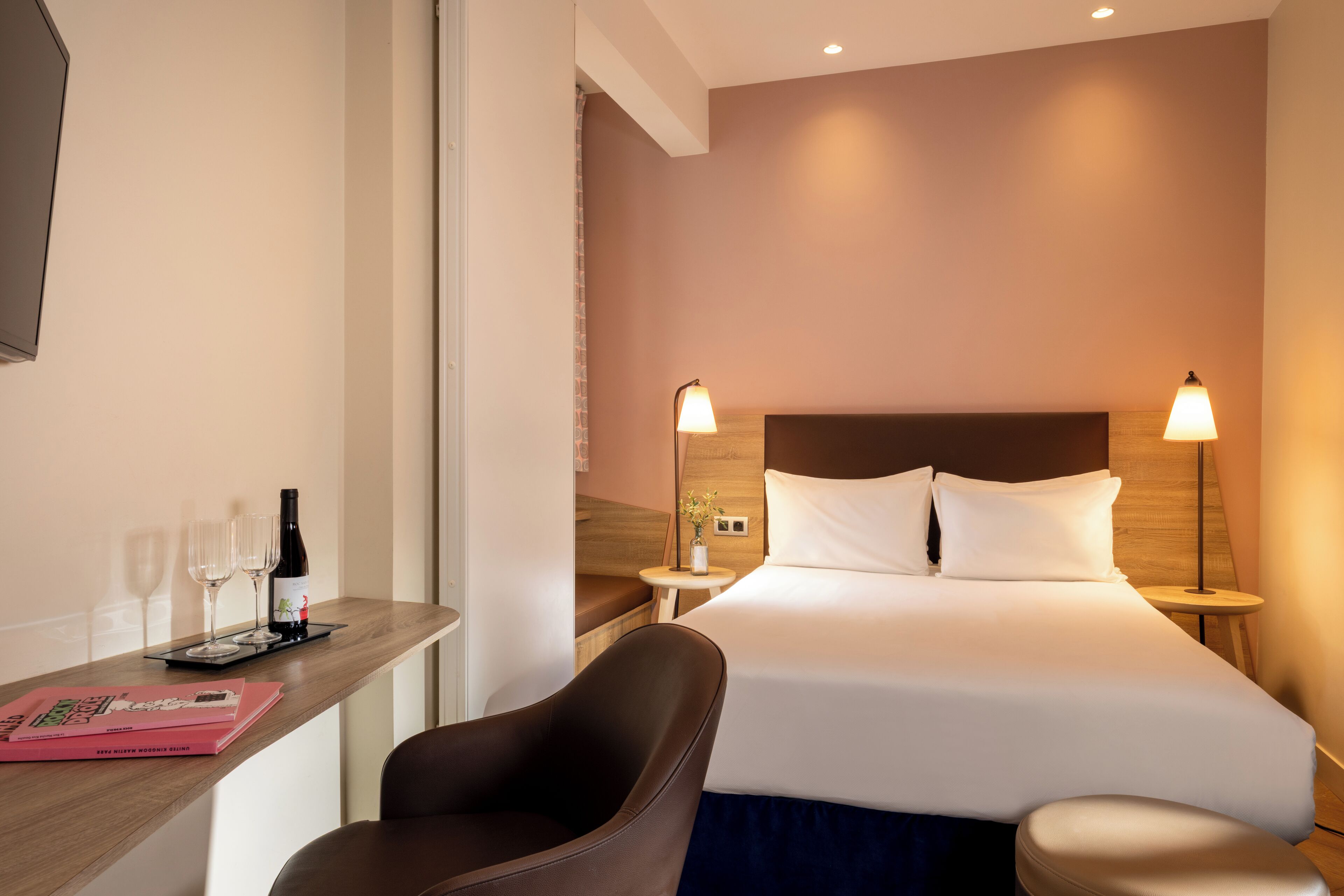 Classic Room | Tilam berlapik, bar mini, peti besi dalam bilik, meja 