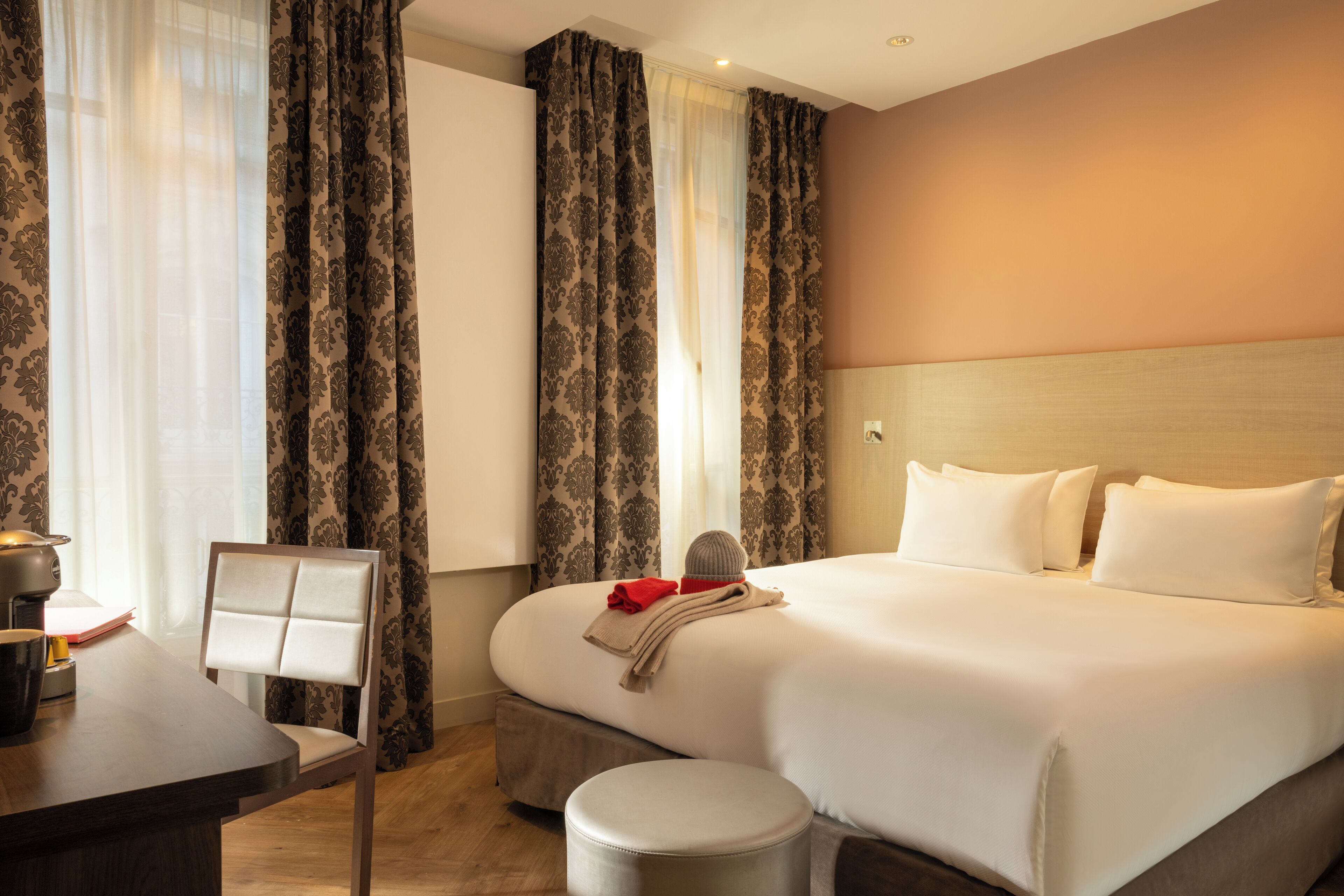 Superior Room | Tilam berlapik, bar mini, peti besi dalam bilik, meja 