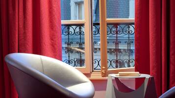 Deluxe Room | Pillowtop beds, minibar, in-room safe, desk