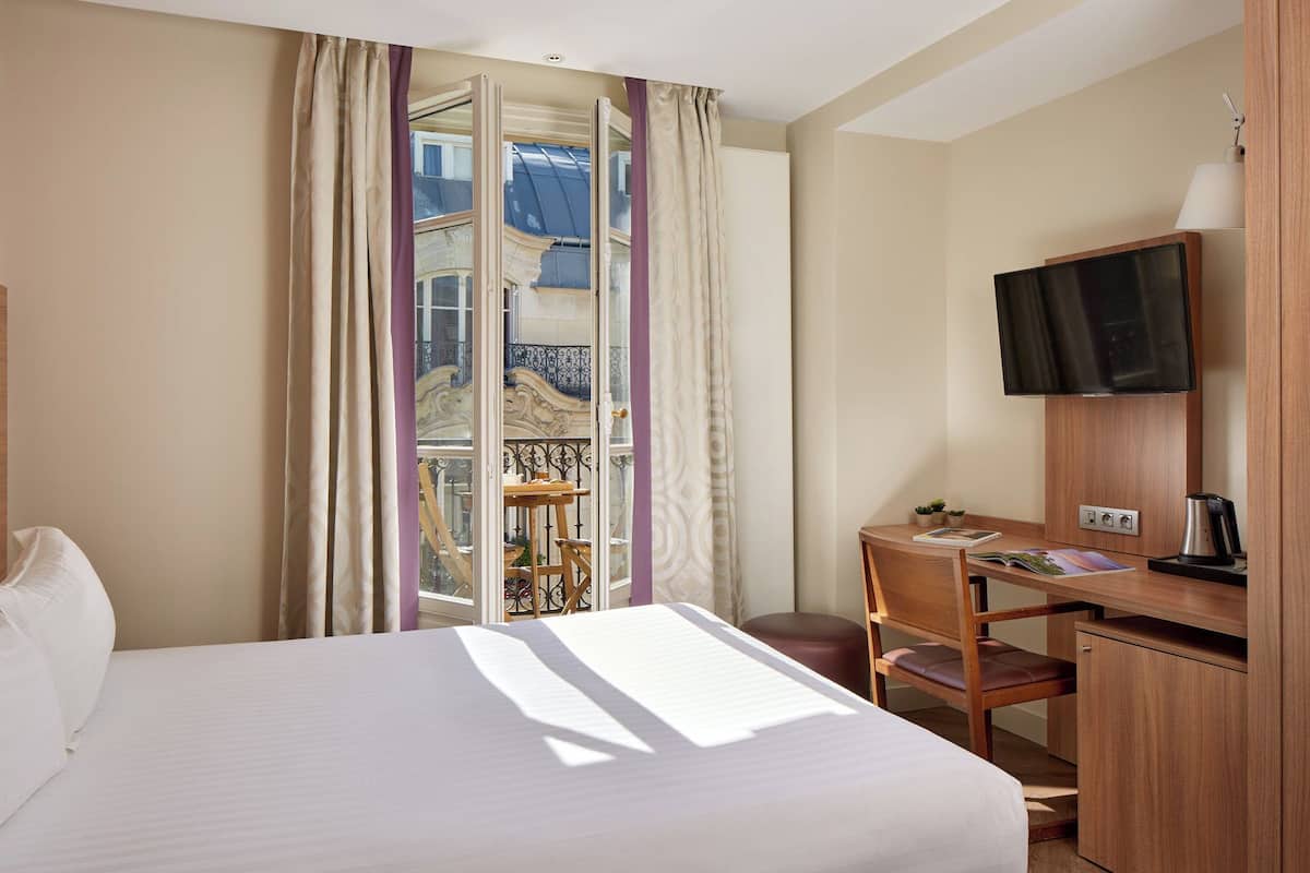 Classic Room Balcony | Pillowtop beds, minibar, in-room safe, desk