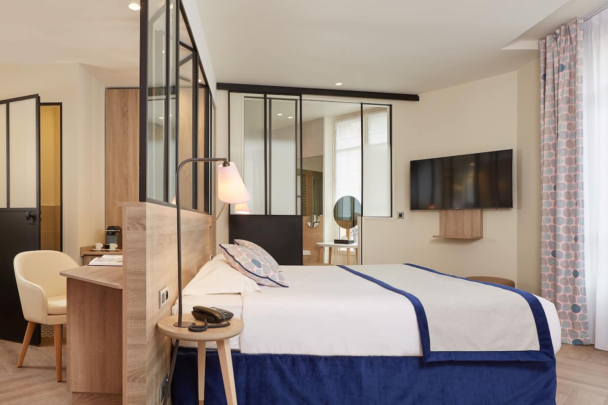 Deluxe Triple Room | Pillowtop beds, minibar, in-room safe, desk