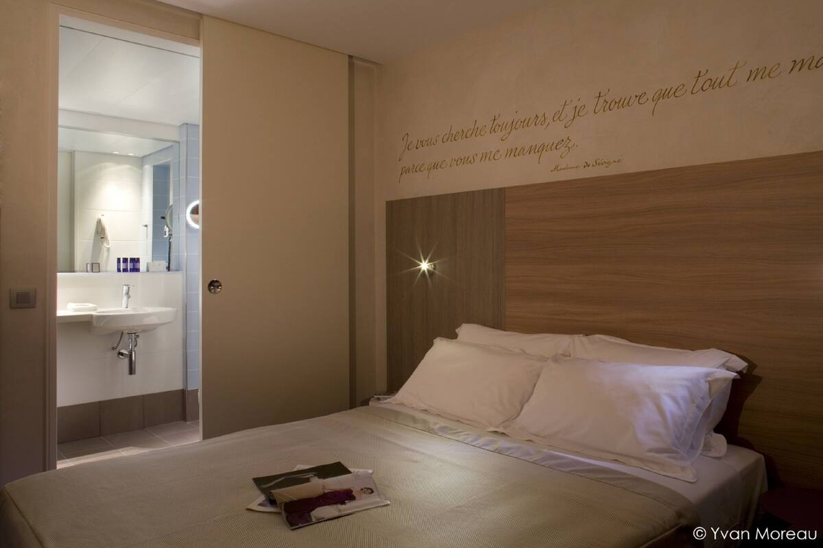 Surmatelas, minibar, coffres-forts dans les chambres, bureau