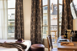 Rom – classic, balkong | Senger med overmadrass, minibar, safe på rommet og skrivebord