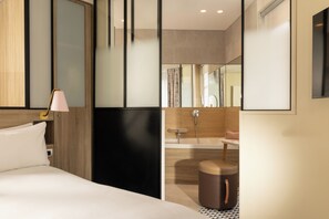 Habitació triple Deluxe | Matalassos amb encoixinament addicional i minibar 