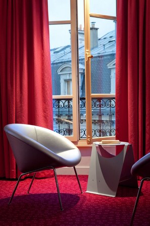 Deluxe Room | Pillow-top beds, minibar, in-room safe, desk