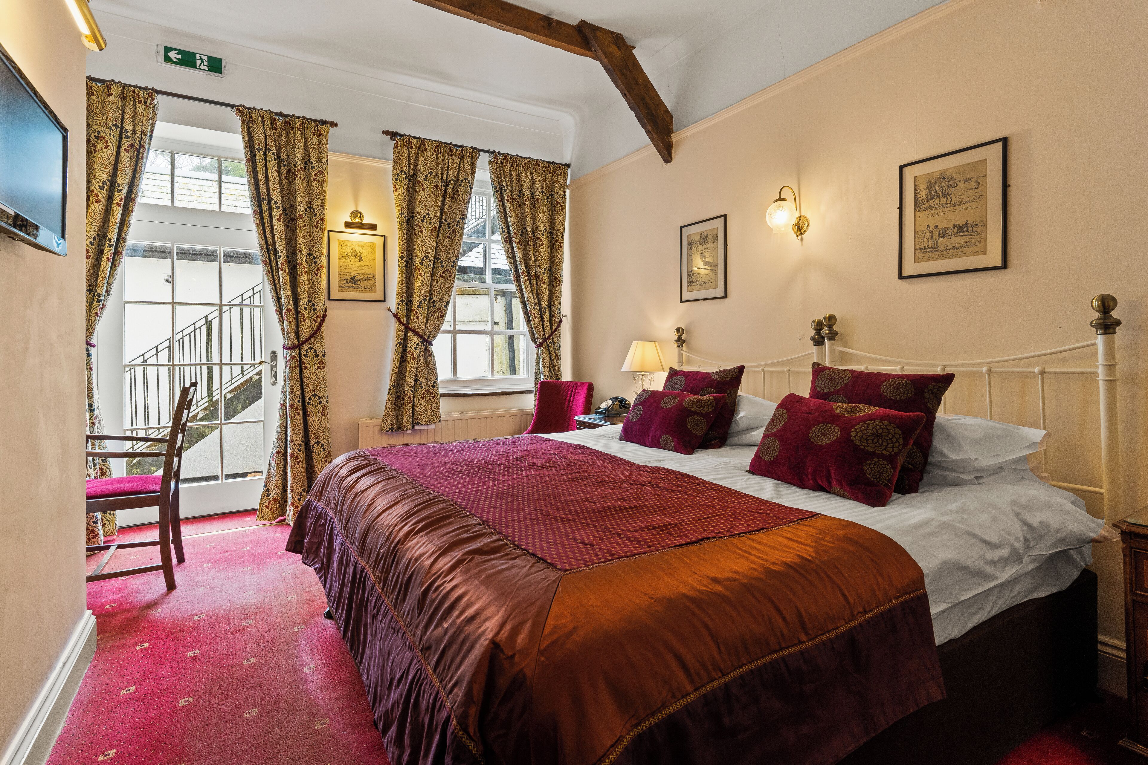 double room | individually decorated, individually furnished, desk, laptop workspace