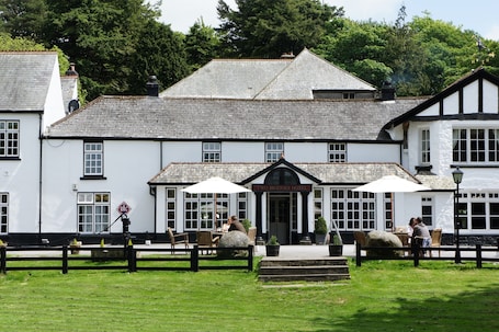 Exterior. Two Bridges Hotel