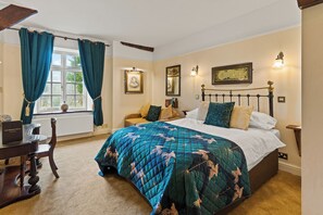 Habitación doble | Decoración personalizada, muebles diferentes y escritorio 