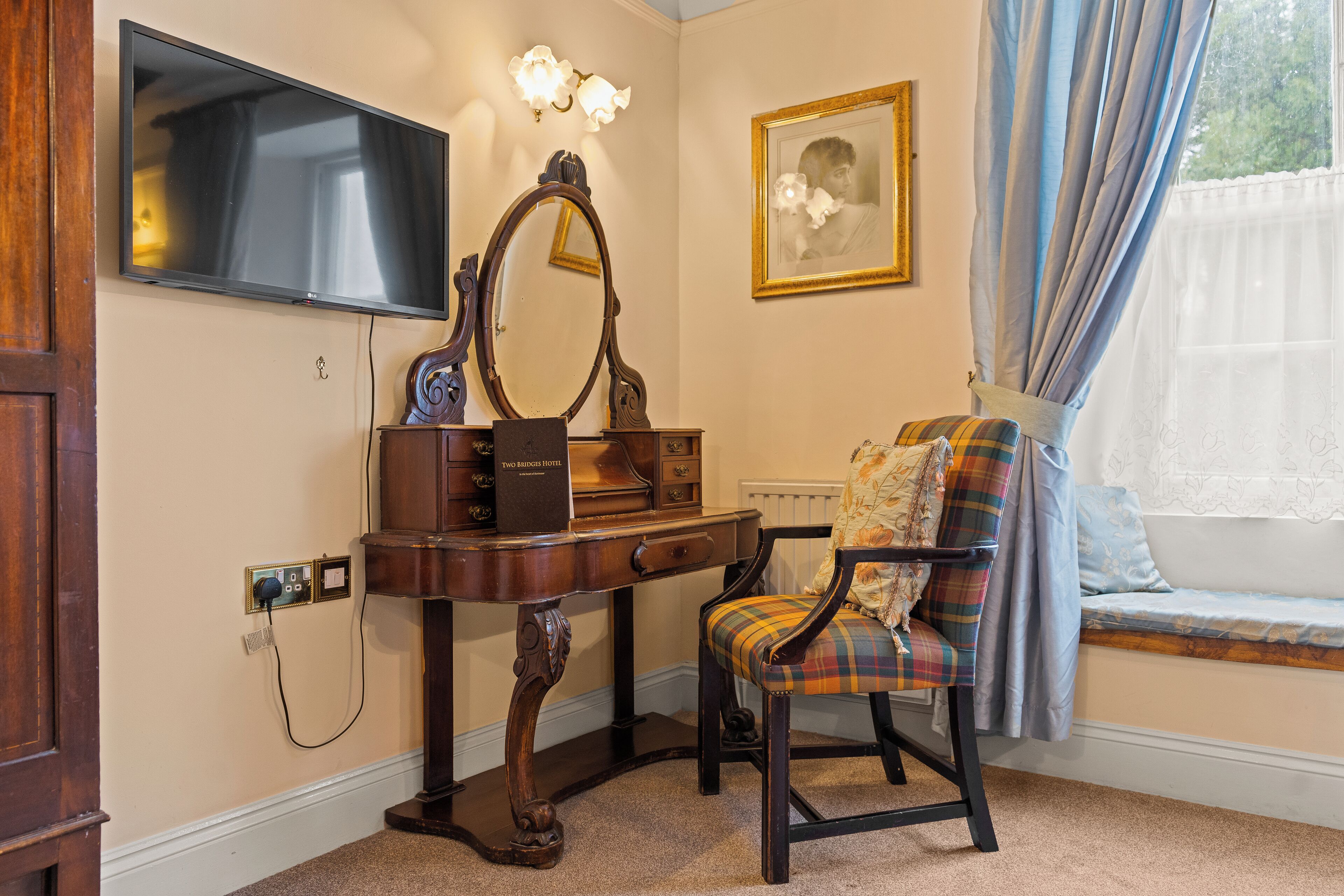 individually decorated, individually furnished, desk, laptop workspace